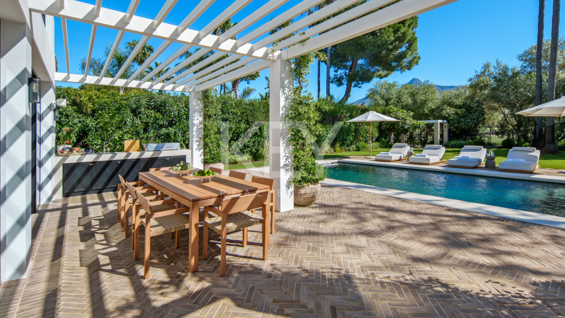 Stunning Villa with Panoramic Golf View, direct sightlines toward La Concha mountainin in Nueva Andalucía, Marbella