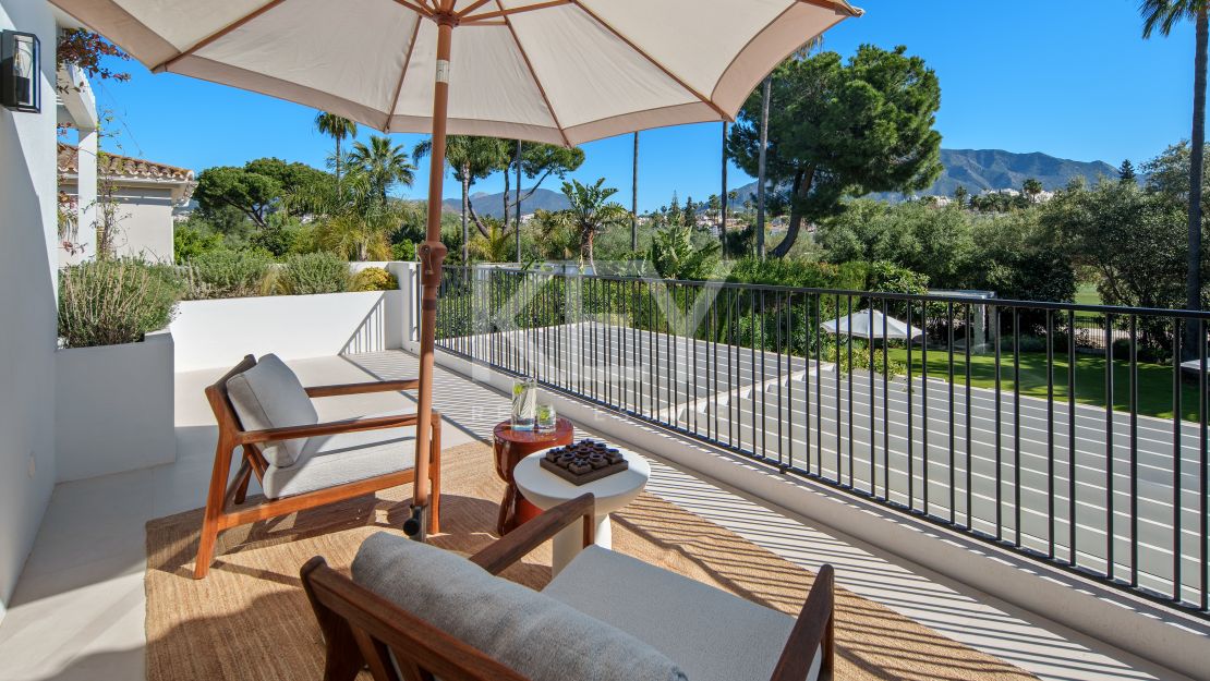 Stunning Villa with Panoramic Golf View, direct sightlines toward La Concha mountainin in Nueva Andalucía, Marbella