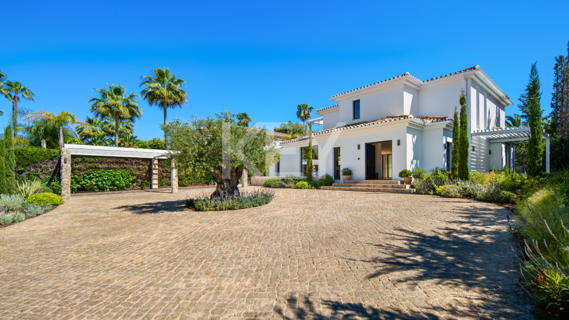 Stunning Villa with Panoramic Golf View, direct sightlines toward La Concha mountainin in Nueva Andalucía, Marbella