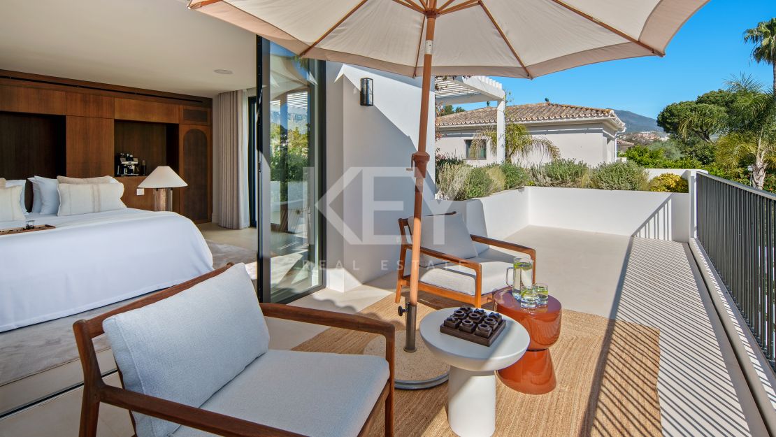 Stunning Villa with Panoramic Golf View, direct sightlines toward La Concha mountainin in Nueva Andalucía, Marbella