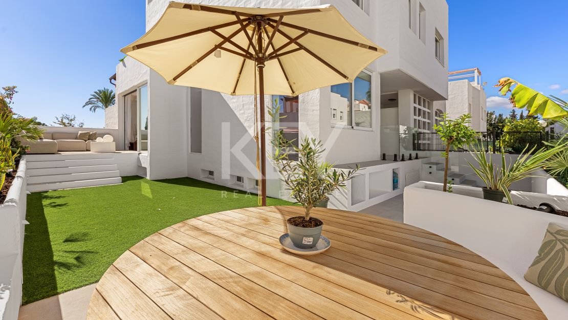 Fully renovated townhouse with panoramic sea views on Marbella’s Golden Mile