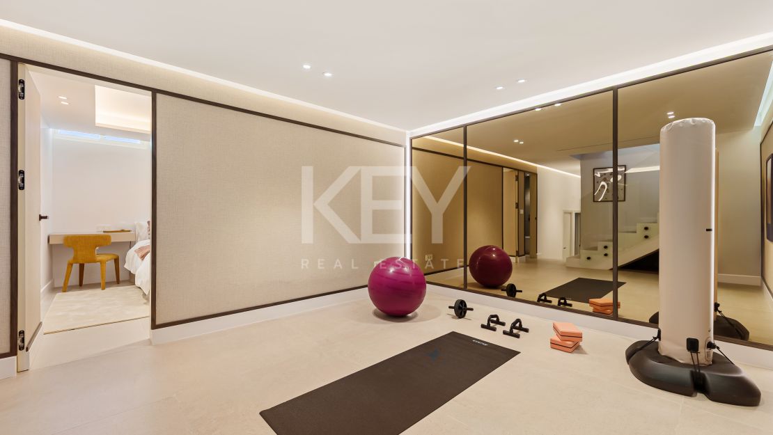 Fully renovated townhouse with panoramic sea views on Marbella’s Golden Mile