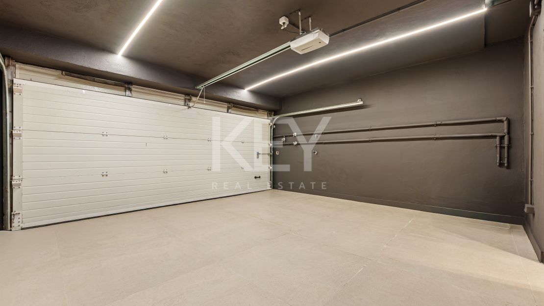 Fully renovated townhouse with panoramic sea views on Marbella’s Golden Mile