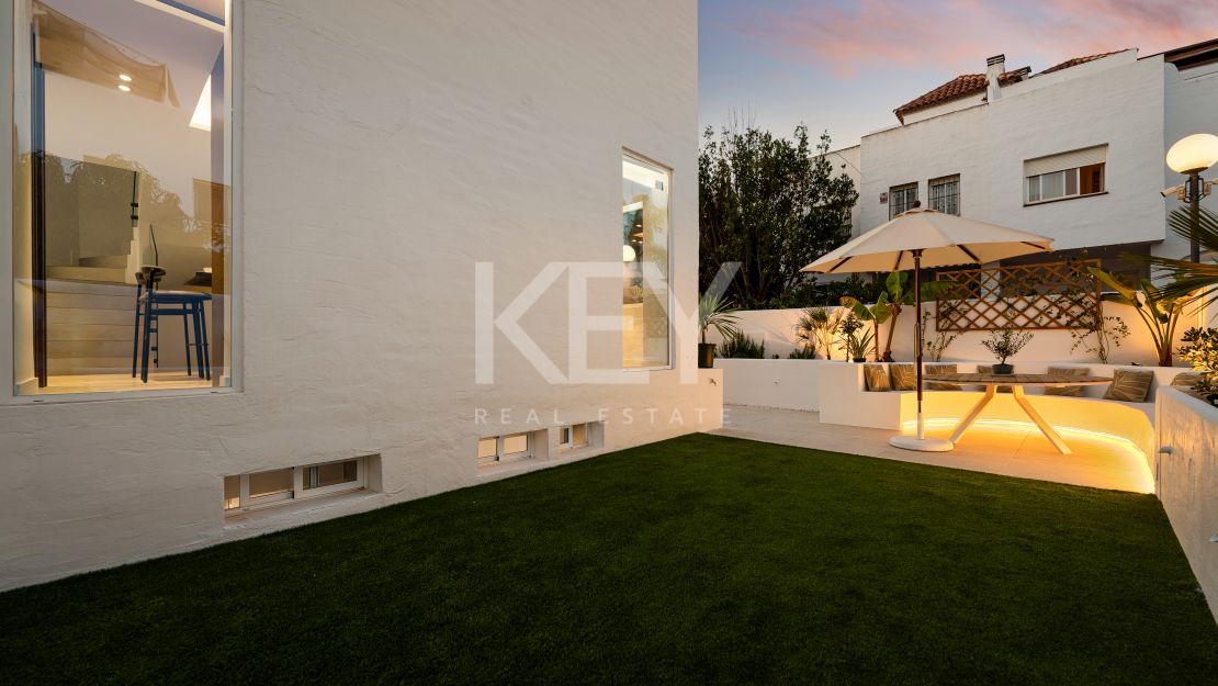 Fully renovated townhouse with panoramic sea views on Marbella’s Golden Mile