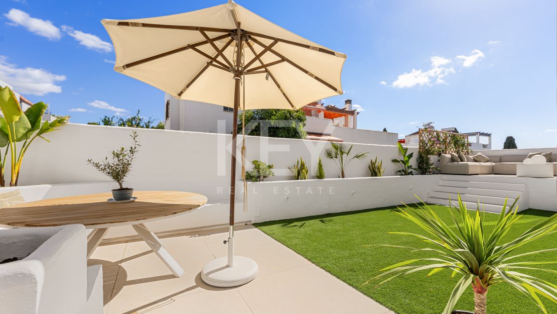 Fully renovated townhouse with panoramic sea views on Marbella’s Golden Mile