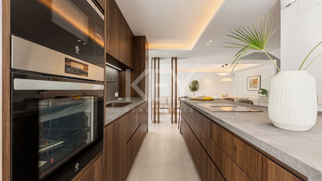 Fully renovated townhouse with panoramic sea views on Marbella’s Golden Mile