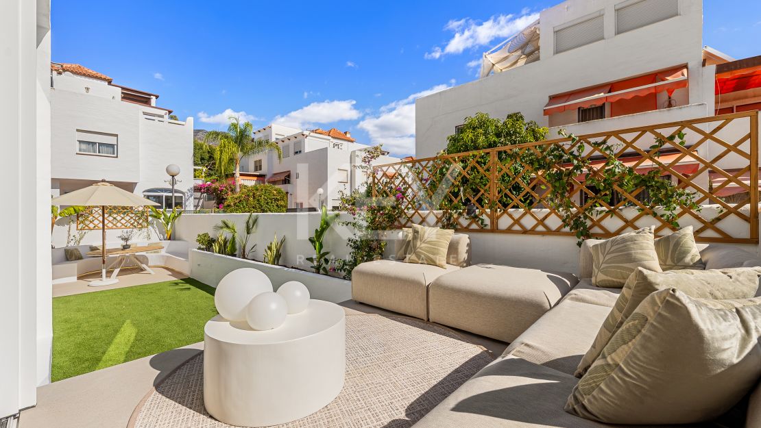 Fully renovated townhouse with panoramic sea views on Marbella’s Golden Mile