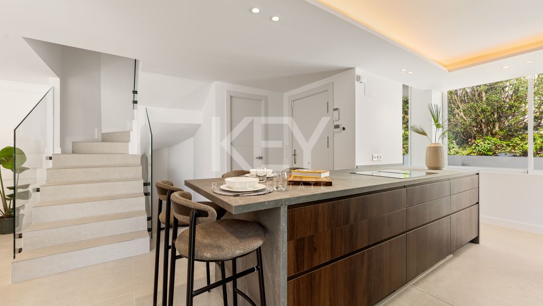 Fully renovated townhouse with panoramic sea views on Marbella’s Golden Mile