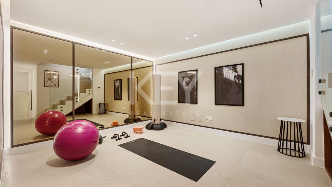 Fully renovated townhouse with panoramic sea views on Marbella’s Golden Mile