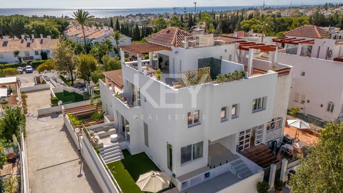 Fully renovated townhouse with panoramic sea views on Marbella’s Golden Mile