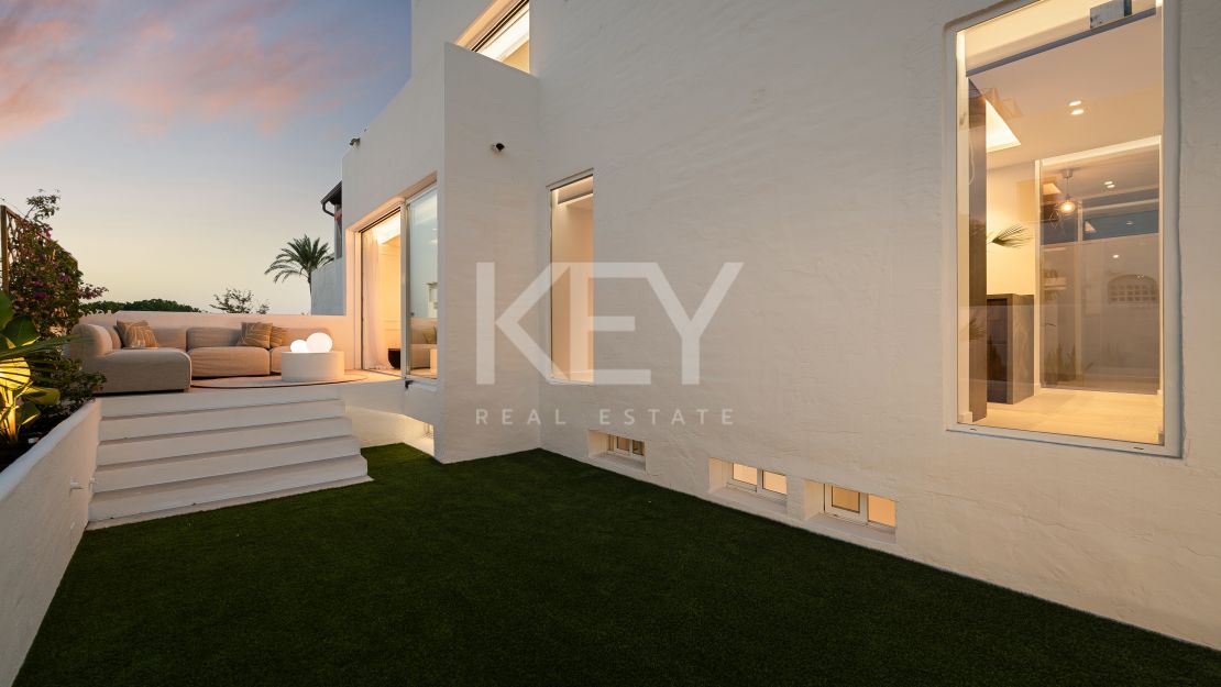 Fully renovated townhouse with panoramic sea views on Marbella’s Golden Mile