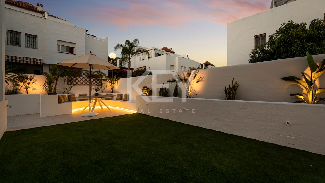 Fully renovated townhouse with panoramic sea views on Marbella’s Golden Mile