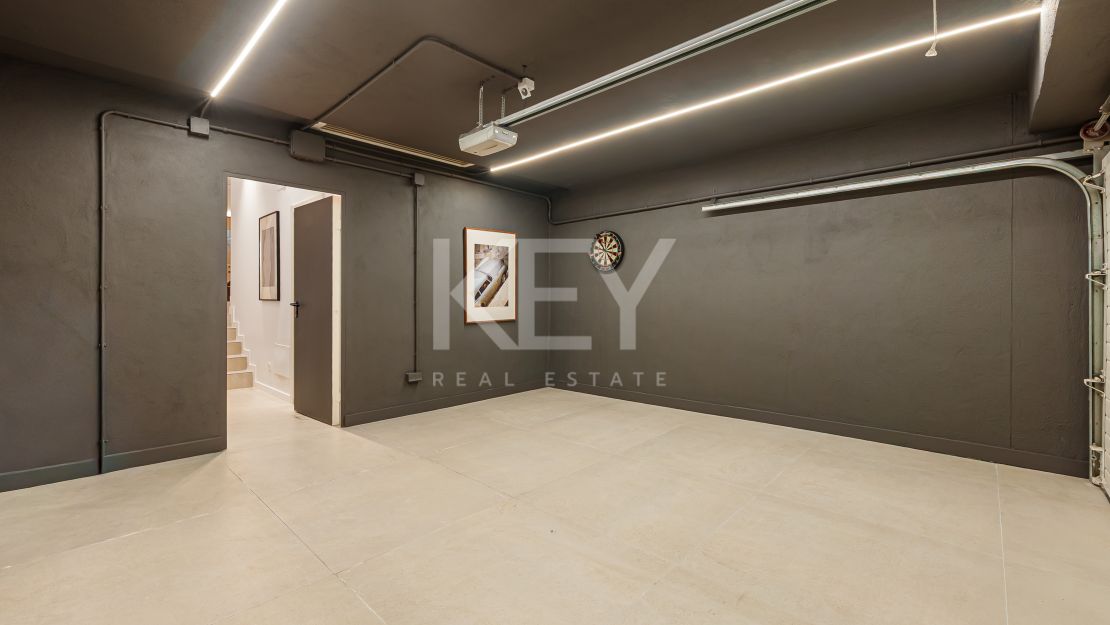 Fully renovated townhouse with panoramic sea views on Marbella’s Golden Mile