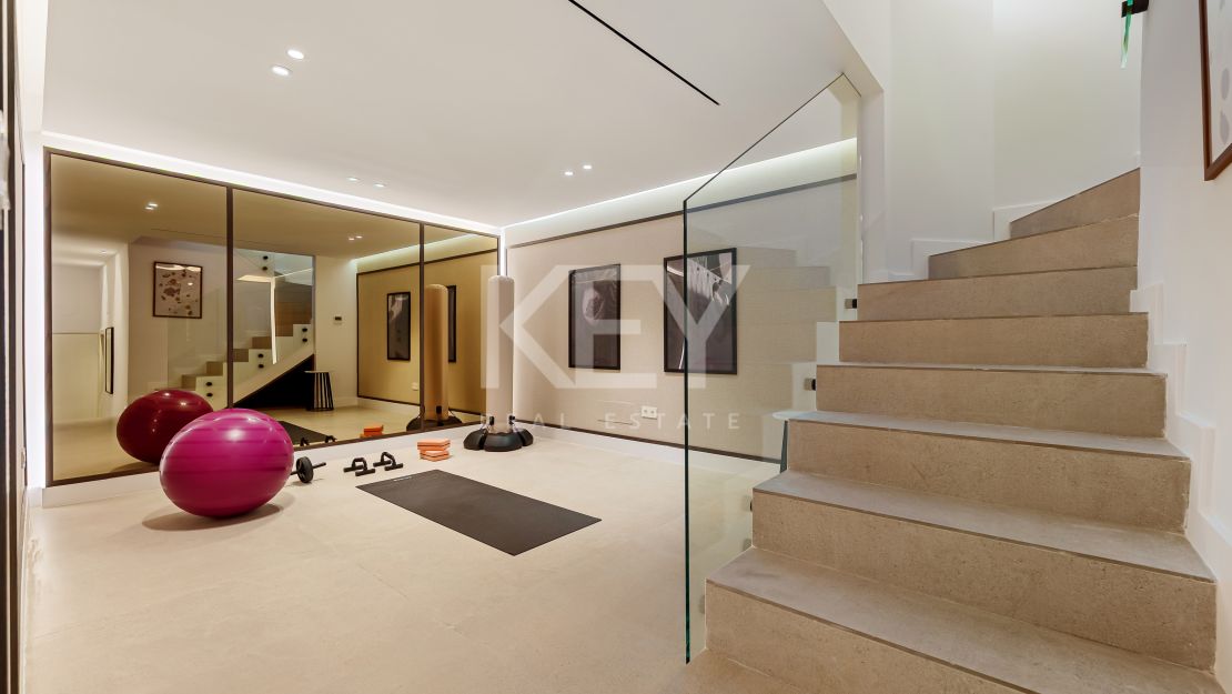 Fully renovated townhouse with panoramic sea views on Marbella’s Golden Mile