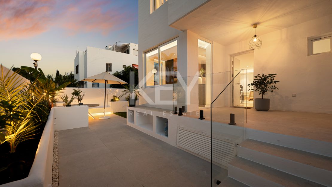 Fully renovated townhouse with panoramic sea views on Marbella’s Golden Mile