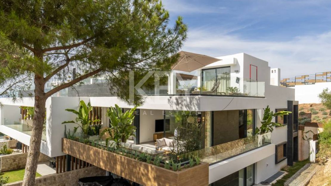 Modern newly Built Duplex Penthouse with Sea Views in Marbella East