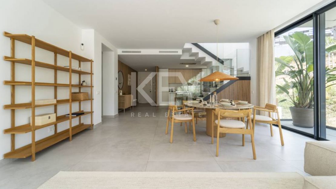 Modern newly Built Duplex Penthouse with Sea Views in Marbella East