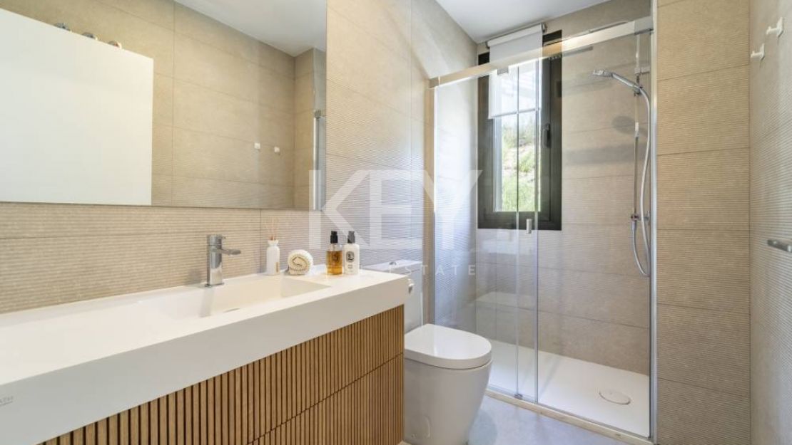 Modern newly Built Duplex Penthouse with Sea Views in Marbella East