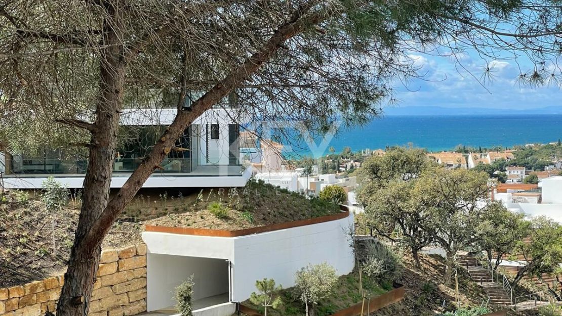 Modern newly Built Duplex Penthouse with Sea Views in Marbella East