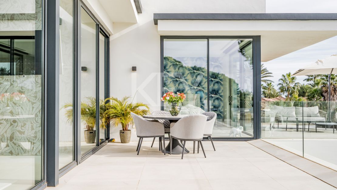 Modern Beachside Villa with Sea Views in Elviria, Marbella East