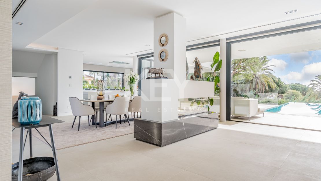 Modern Beachside Villa with Sea Views in Elviria, Marbella East