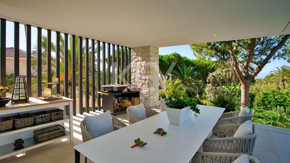 Modern Beachside Villa with Sea Views in Elviria, Marbella East