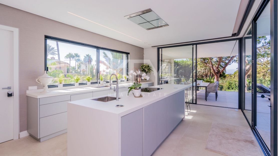 Modern Beachside Villa with Sea Views in Elviria, Marbella East