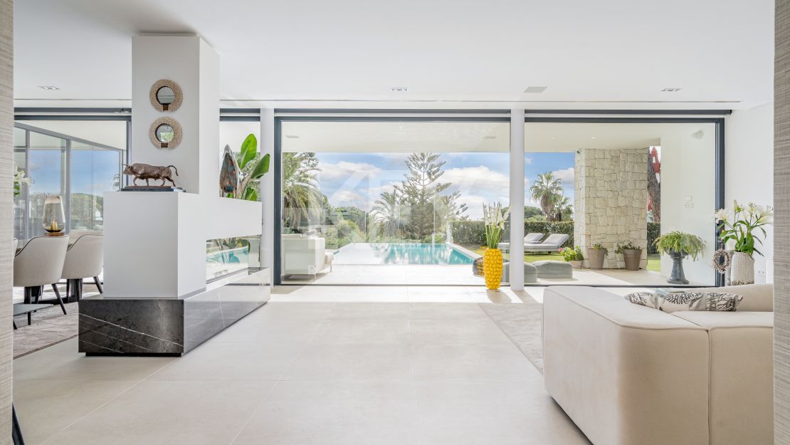 Modern Beachside Villa with Sea Views in Elviria, Marbella East