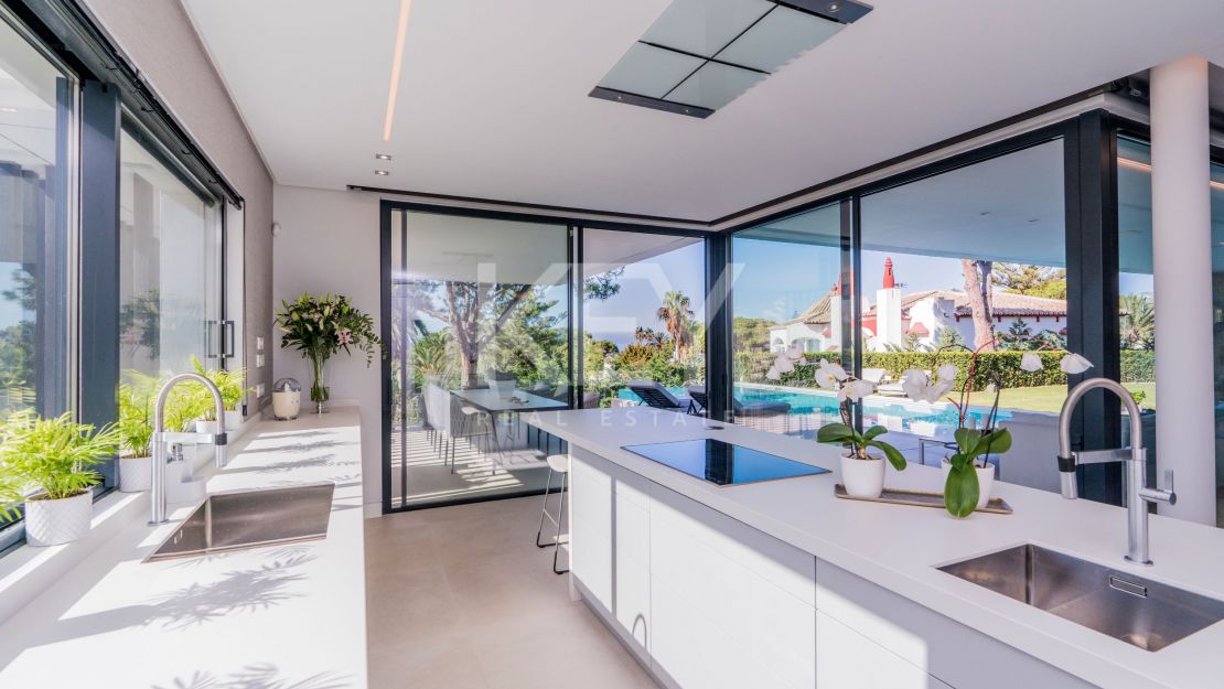Modern Beachside Villa with Sea Views in Elviria, Marbella East
