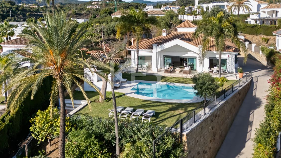 Modern Villa for Sale in Nueva Andalucía Marbella with Sea Views
