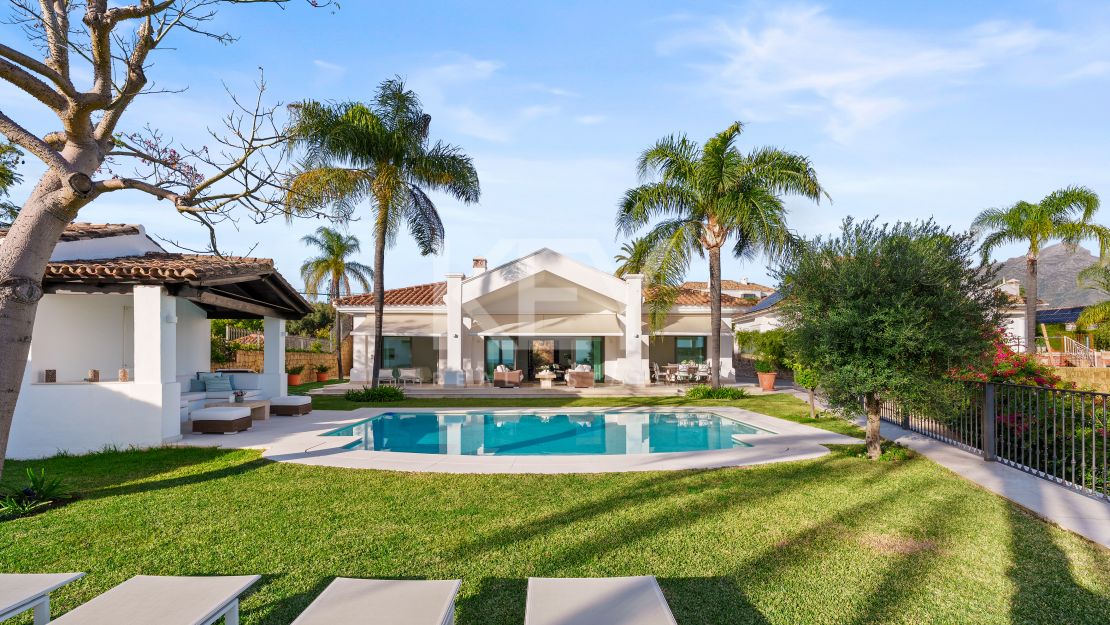 Modern Villa for Sale in Nueva Andalucía Marbella with Sea Views