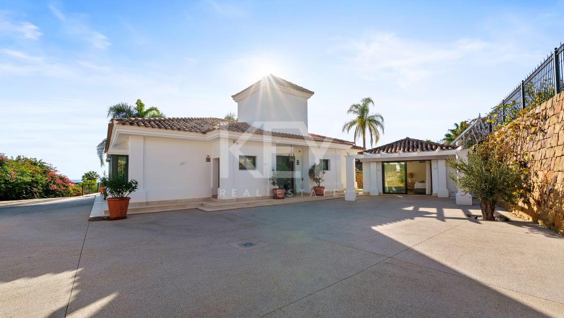 Modern Villa for Sale in Nueva Andalucía Marbella with Sea Views