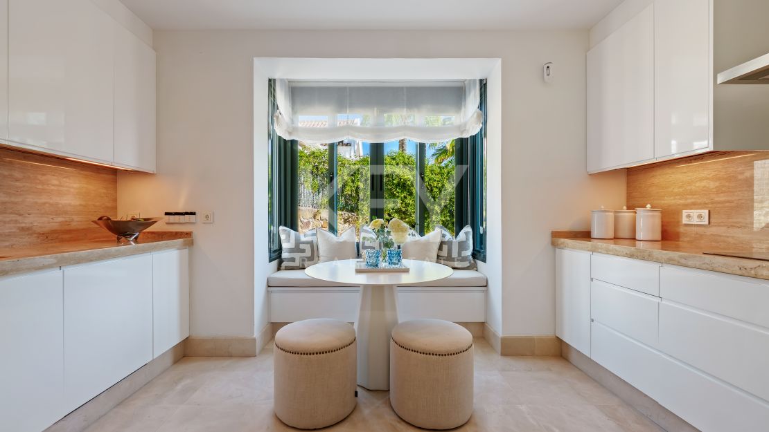 Modern Villa for Sale in Nueva Andalucía Marbella with Sea Views