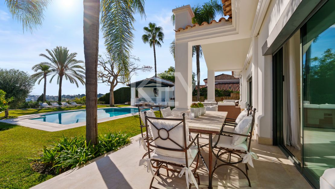 Modern Villa for Sale in Nueva Andalucía Marbella with Sea Views