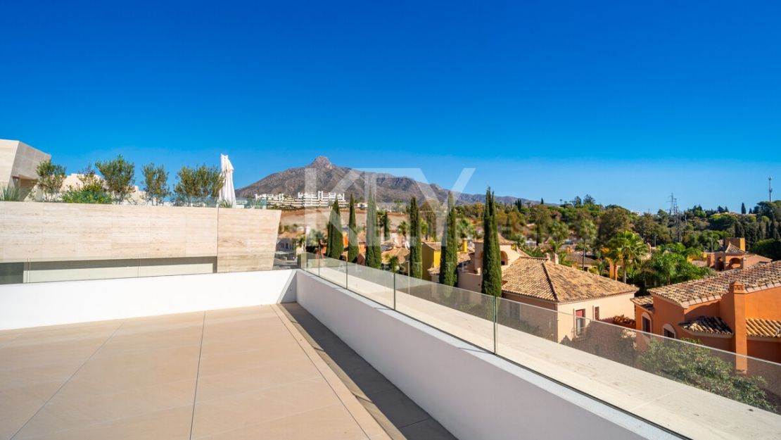 Дизайнерский двухуровневый пентхаус на Золотой Миле Марбельи