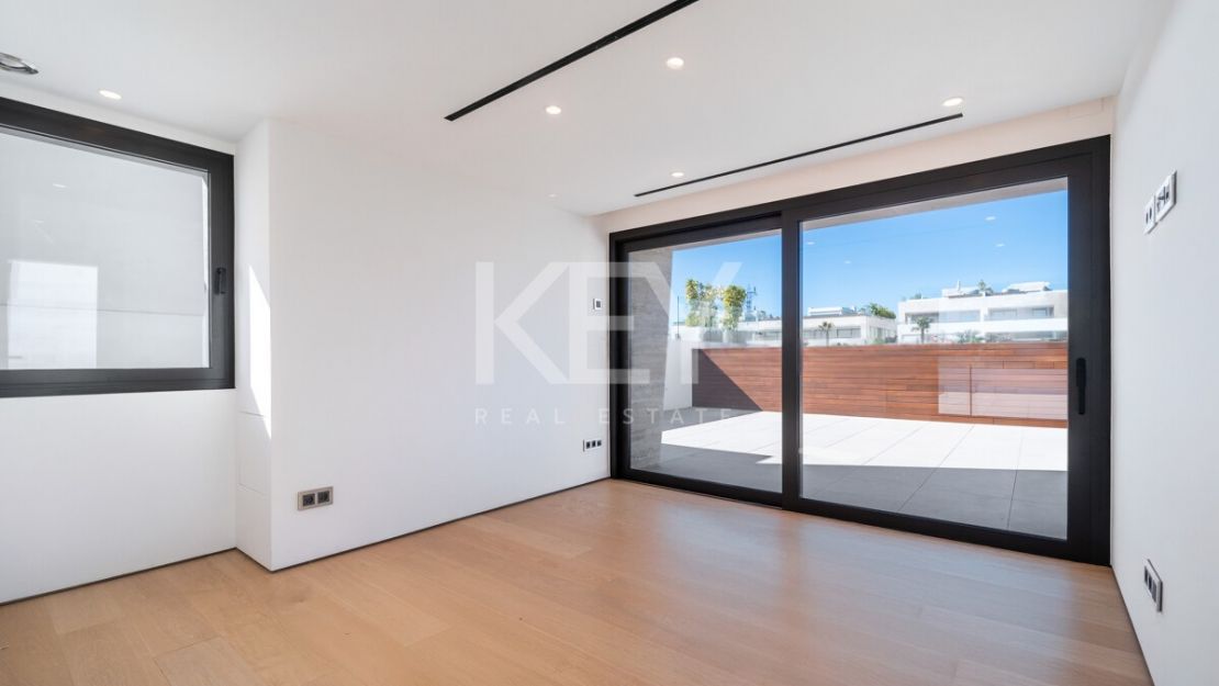 Дизайнерский двухуровневый пентхаус на Золотой Миле Марбельи