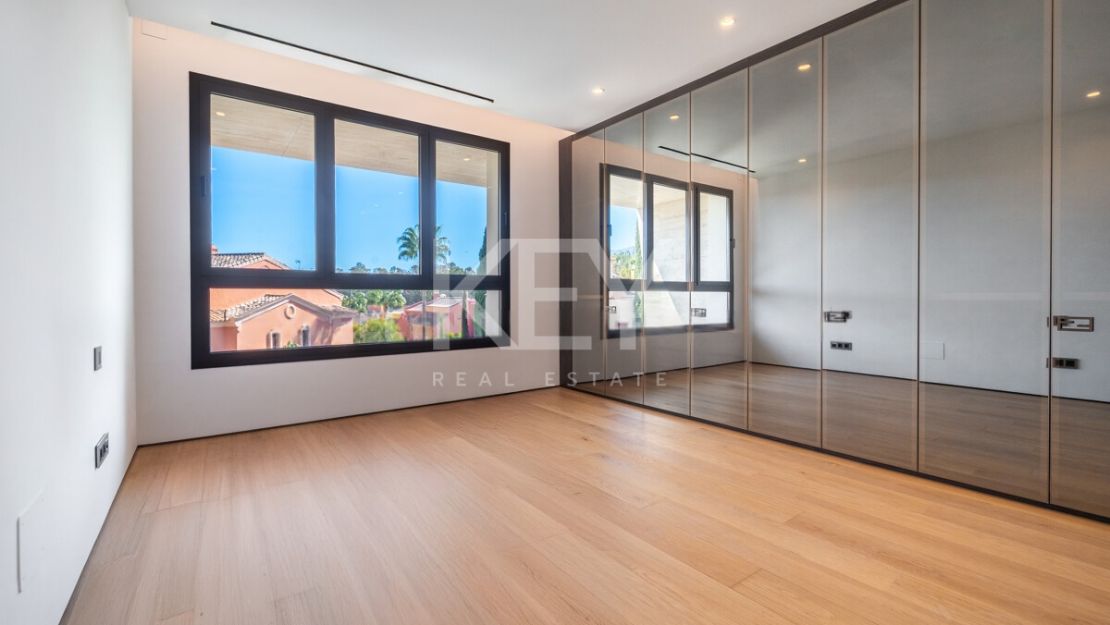 Дизайнерский двухуровневый пентхаус на Золотой Миле Марбельи