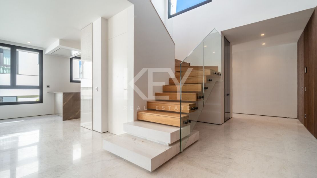 Дизайнерский двухуровневый пентхаус на Золотой Миле Марбельи