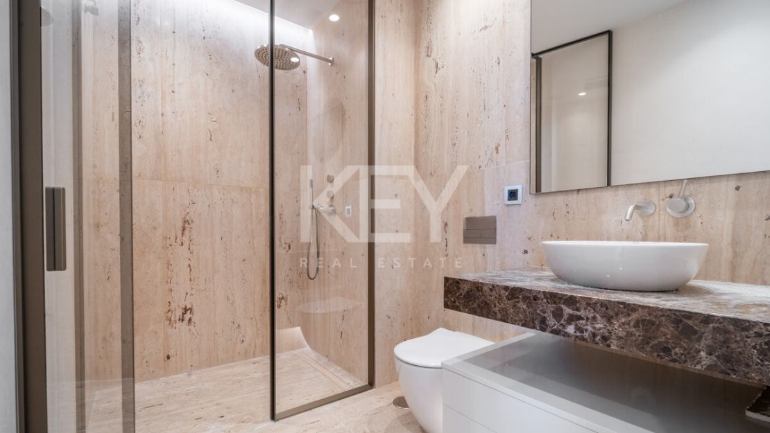 Дизайнерский двухуровневый пентхаус на Золотой Миле Марбельи