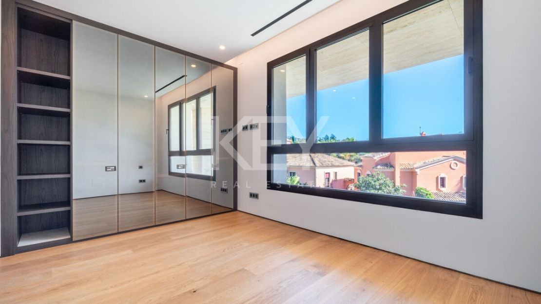 Дизайнерский двухуровневый пентхаус на Золотой Миле Марбельи