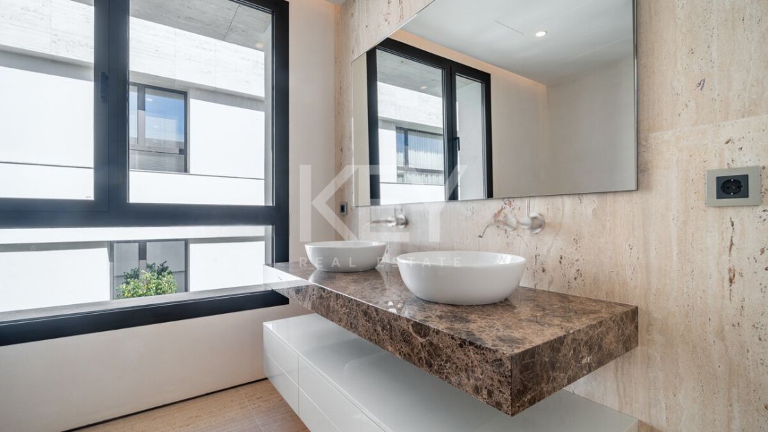 Дизайнерский двухуровневый пентхаус на Золотой Миле Марбельи