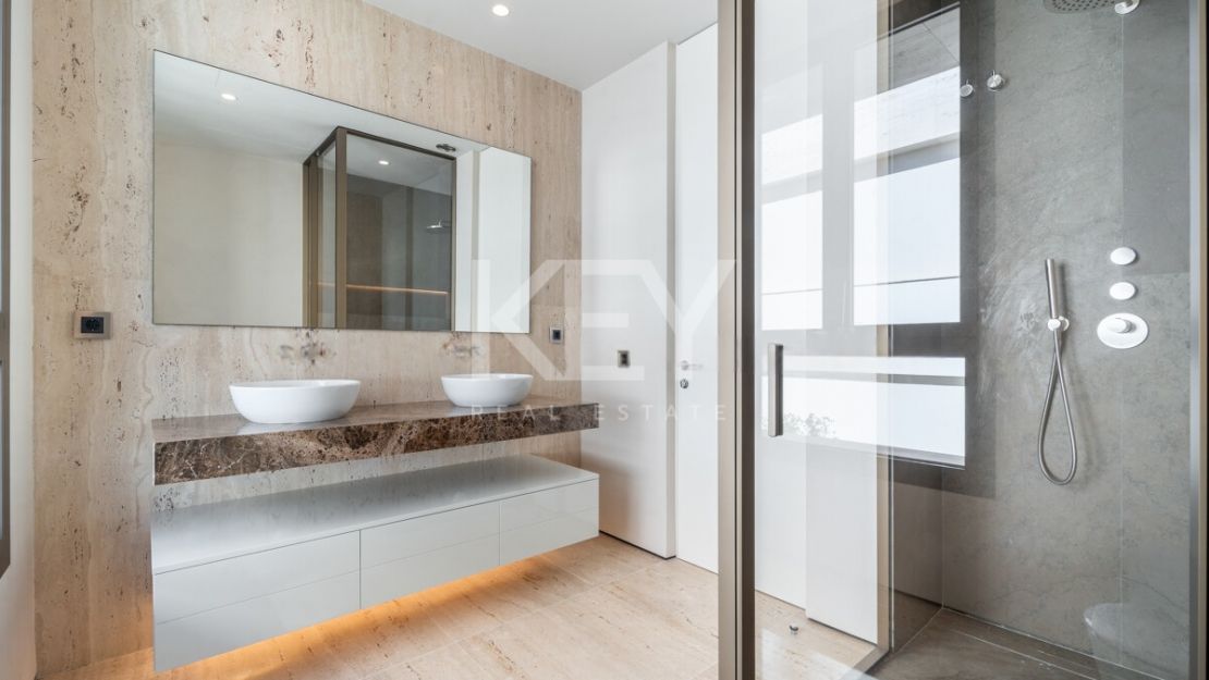 Дизайнерский двухуровневый пентхаус на Золотой Миле Марбельи