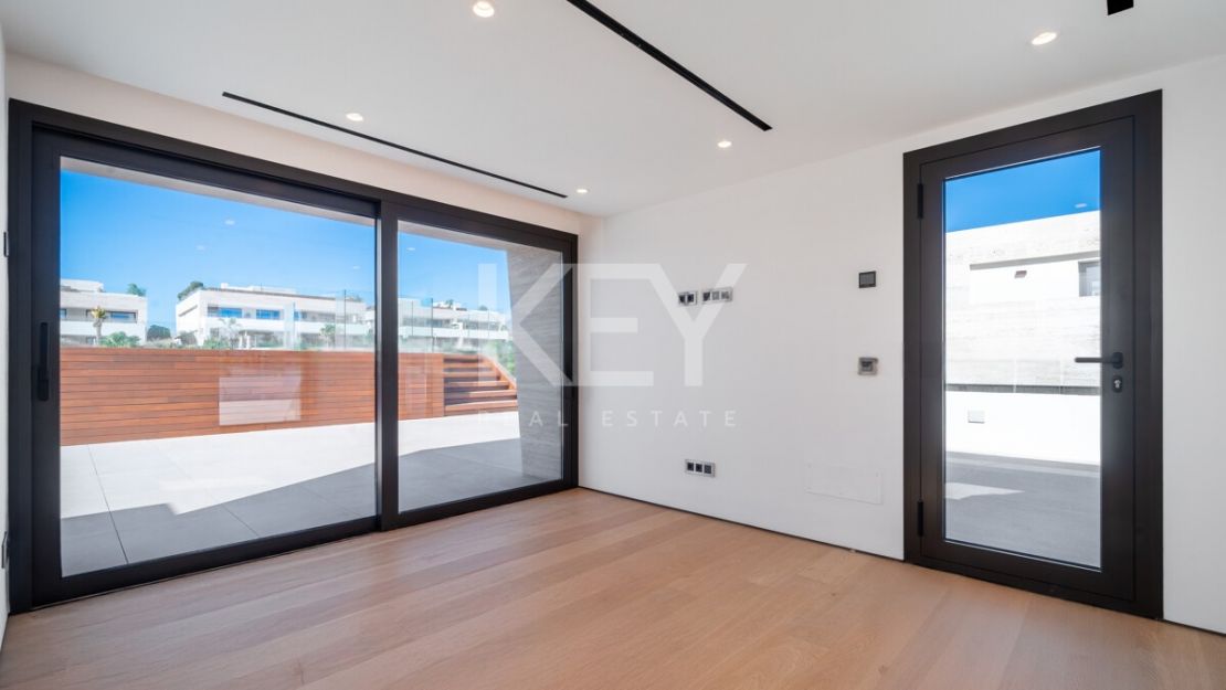 Дизайнерский двухуровневый пентхаус на Золотой Миле Марбельи