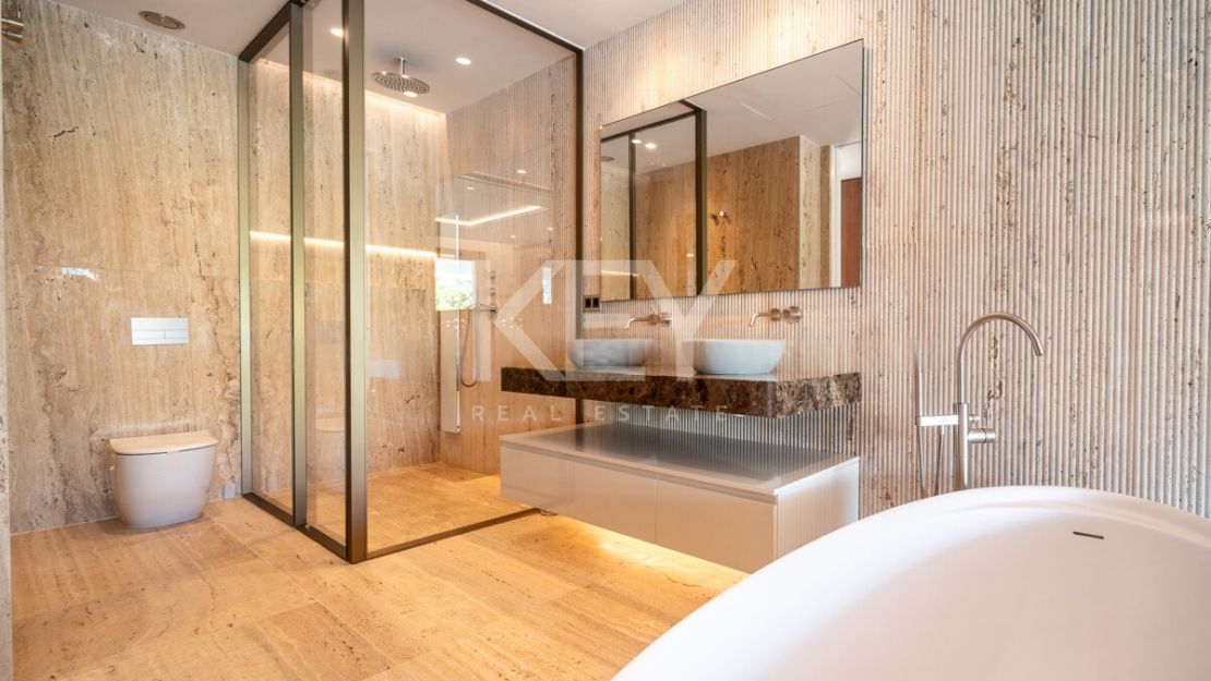 Дизайнерский двухуровневый пентхаус на Золотой Миле Марбельи