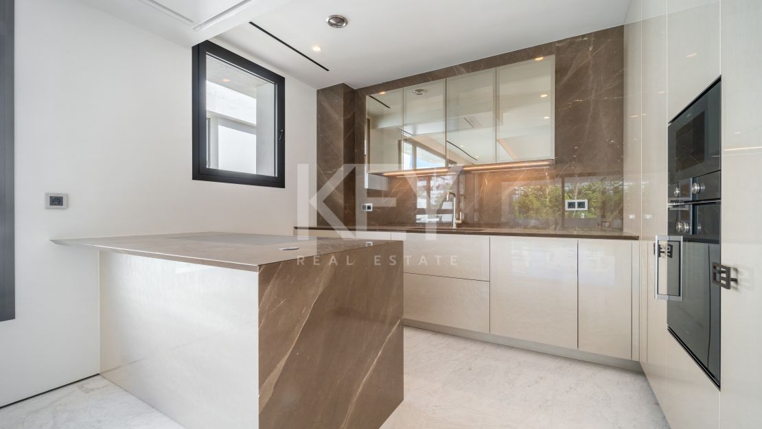 Дизайнерский двухуровневый пентхаус на Золотой Миле Марбельи