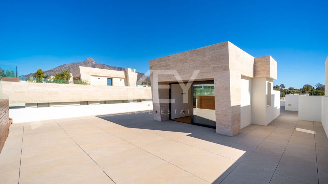 Дизайнерский двухуровневый пентхаус на Золотой Миле Марбельи