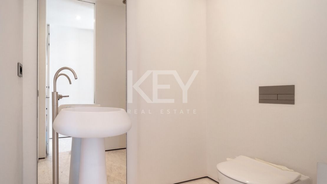 Дизайнерский двухуровневый пентхаус на Золотой Миле Марбельи