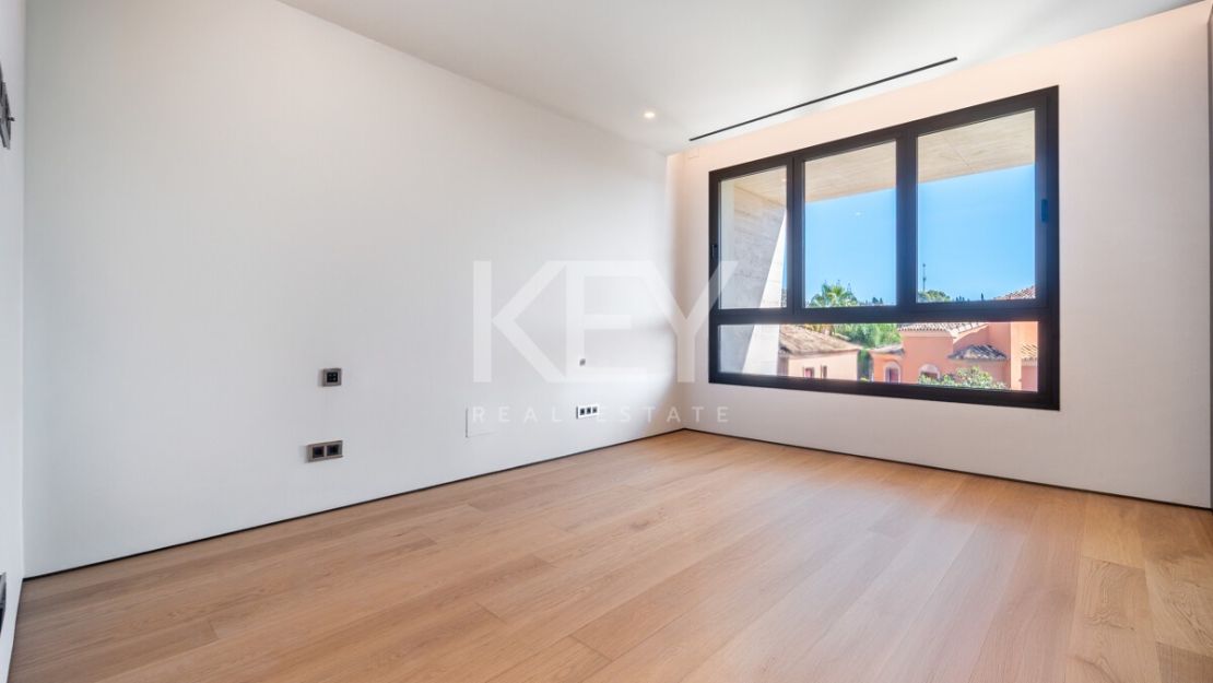 Дизайнерский двухуровневый пентхаус на Золотой Миле Марбельи