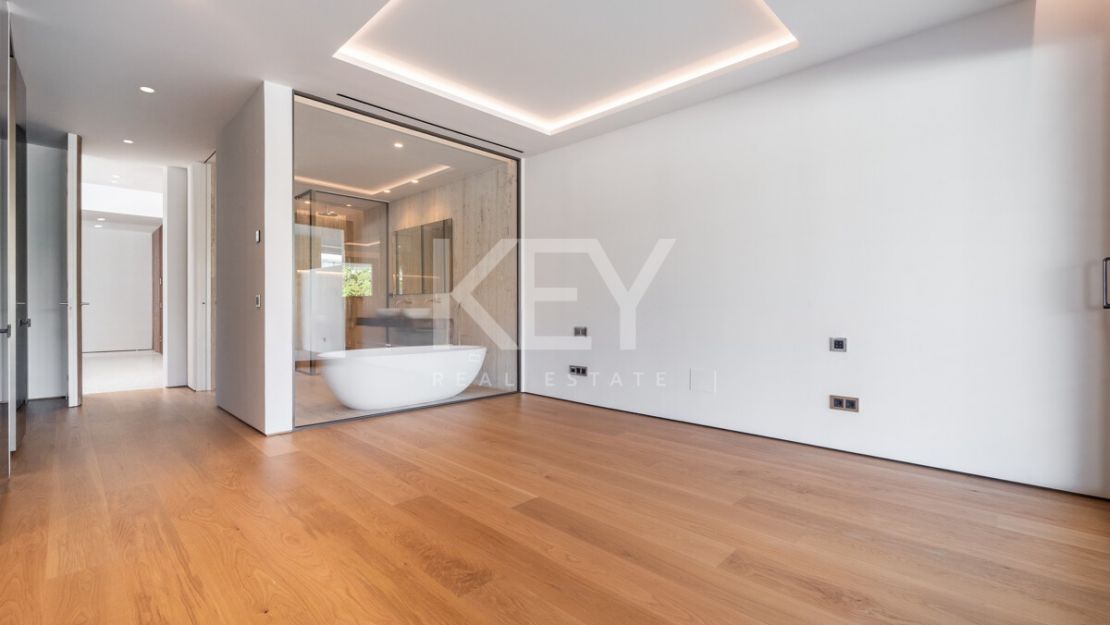 Дизайнерский двухуровневый пентхаус на Золотой Миле Марбельи