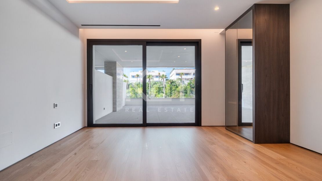 Дизайнерский двухуровневый пентхаус на Золотой Миле Марбельи